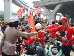 Aksi Humanis Polres Pelabuhan Tanjung Priok Bagikan Minum dan Roti Saat Buruh Rayakan May Day