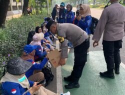 Polisi Bagikan 500 Duz Air Mineral Dan Permen Untuk Massa Buruh Di DPR