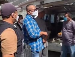 Dr. Sahat M Situmorang SP.MM. melakukan pejemputan pasien bernama Benny Hidayat di rumahnya di wilayah Pasar Melintang