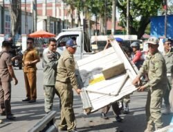 Satpol PP Tertibkan Pedagang di Jalan Cendana–Mahoni, Gerobak dan Aliran Listrik Ilegal Dibongkar