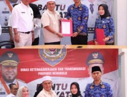 Kadis Transmigrasi Provinsi Bengkulu, Dr. H. Syarifudin, S.Sos., Menyerahkan SK PPPK Paruh Waktu