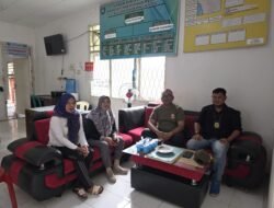 Sahat Situmorang Menemui Lurah Beringin Raya di Kantor Lurah Beringin Raya Untuk Membahas Rencana Penutupan Warem