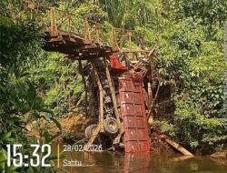 Miris Truk BD8536 II Muatan Jangkos Terperosok di Jembatan Sebayur Jaya Kecamatan Pinang Raya Kabupaten Bengkulu Utara
