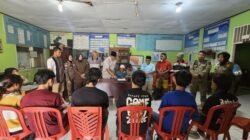 SATPOL PP KOTA BENGKULU SERAHKAN 6 ORANG YANG TERJARING RAZIA KEPADA LURAH PENURUNAN