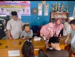 Satpol PP Kota Bengkulu Menyerahkan Pasangan Tanpa Ikinan Pernikahan Sah ke Lurah Tanah Fatah untuk Sidang Adat