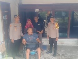 Kapolsek Selebar Berikan Bantuan Kursi Roda kepada Warga Sumur Dewa