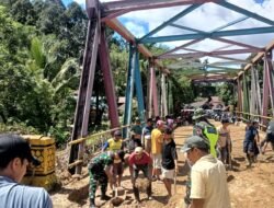 Jalan tertimbun tanah longsor dan banjir, personil kodim 0409 rejang lebong ajak warga saling membahu laksanakan pembersihan.