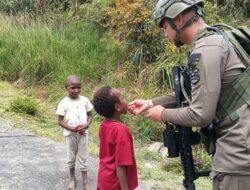 Patroli Humanis Satgas Damai Cartenz di Sugapa, Wujudkan Rasa Aman bagi Masyarakat