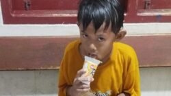 Ditemukan Anak Laki – Laki Usia 7–9 Tahun di Pantai Zakat, Kini di Polsek Teluk Segara