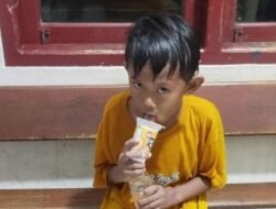 Ditemukan Anak Laki – Laki Usia 7–9 Tahun di Pantai Zakat, Kini di Polsek Teluk Segara