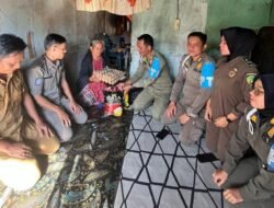 Bakti Praja Wibawa, Satpol PP Kota Bengkulu Sambangi Kediaman Mbah Tukiyem Lansia 74 Tahun di Padang Jati
