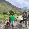 Patroli Jalan Kaki, Personel Ops Damai Cartenz Perkuat Keamanan dan Jalin Kedekatan dengan Warga Puncak Jaya