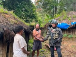 Menyapa dari Jantung Papua, Patroli Humanis Satgas Damai Cartenz Perkuat Kedekatan dengan Warga Ilaga