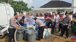 Ditlantas Polda Lampung Salurkan 16.000 Liter Air Bersih untuk 100 KK di Pesawaran Sambut Hari Bhayangkara ke-80