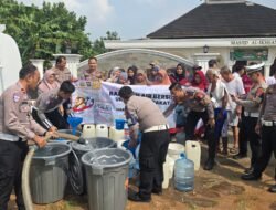 Ditlantas Polda Lampung Salurkan 16.000 Liter Air Bersih untuk 100 KK di Pesawaran Sambut Hari Bhayangkara ke-80