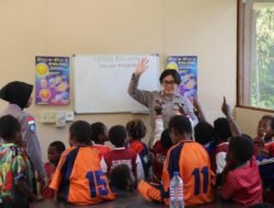 Melalui Honai Belajar, Ops Damai Cartenz Kenalkan Dunia dan Tata Surya kepada Anak-anak di Tembagapura, Timika, Papua Tengah